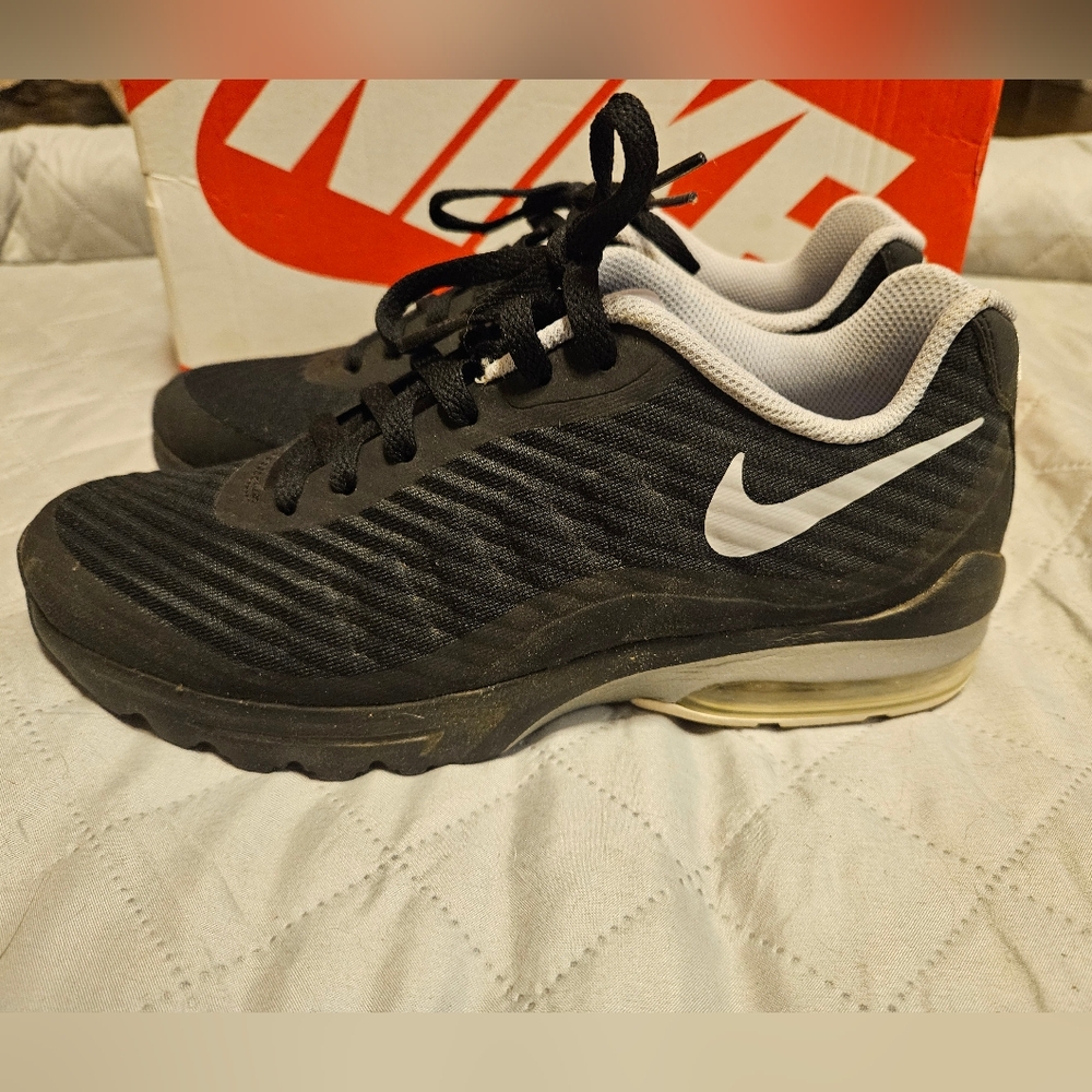 Nike Air Max Invigor SE Women's Black Gray Sneaker Shoes Size 9